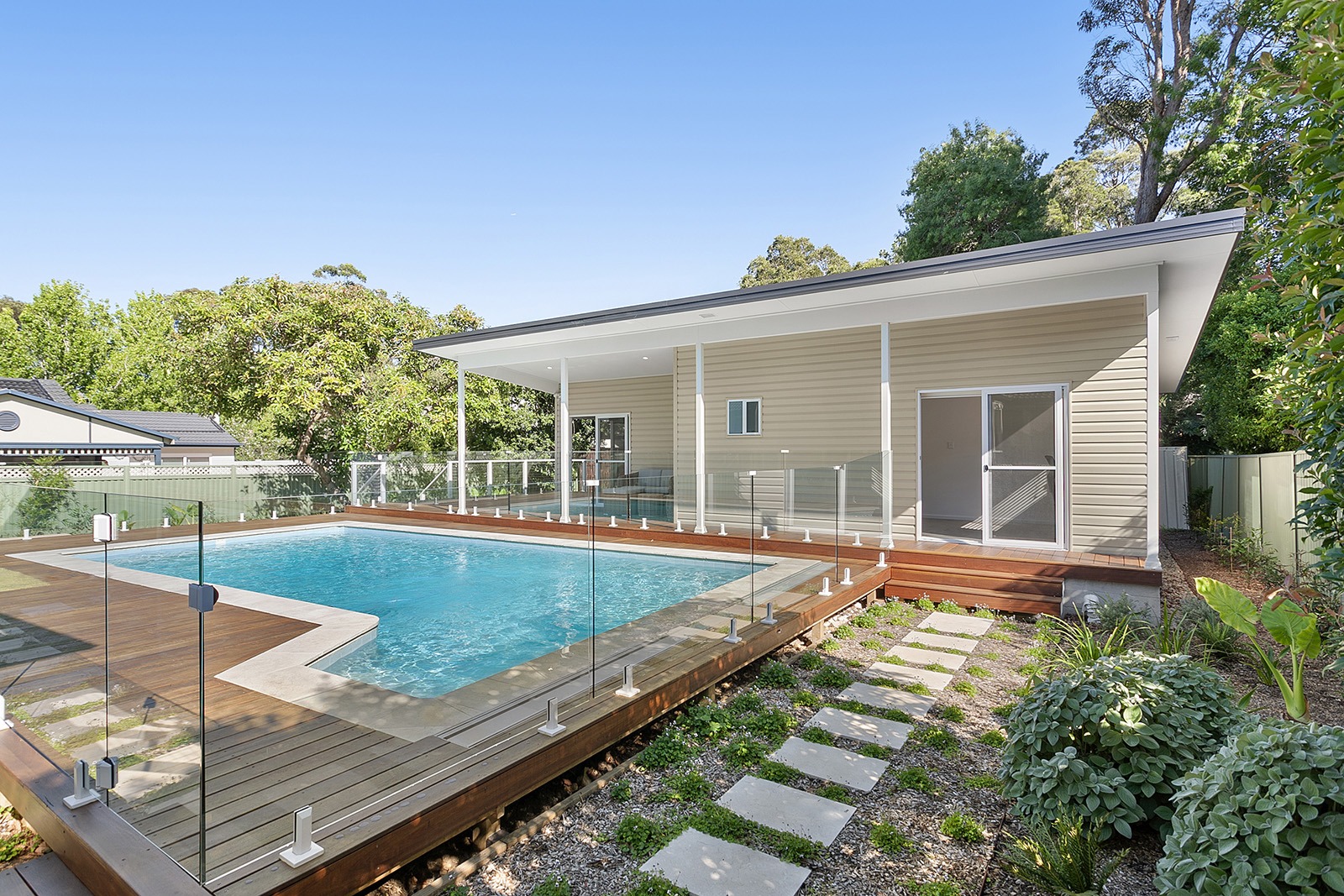 granny flat with a pool